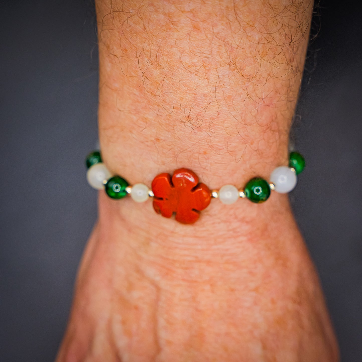 Bracelet de Cohérence® - Jade blanche, Agate verte et or, perle remplie or 14K, fleur jaspe rouge