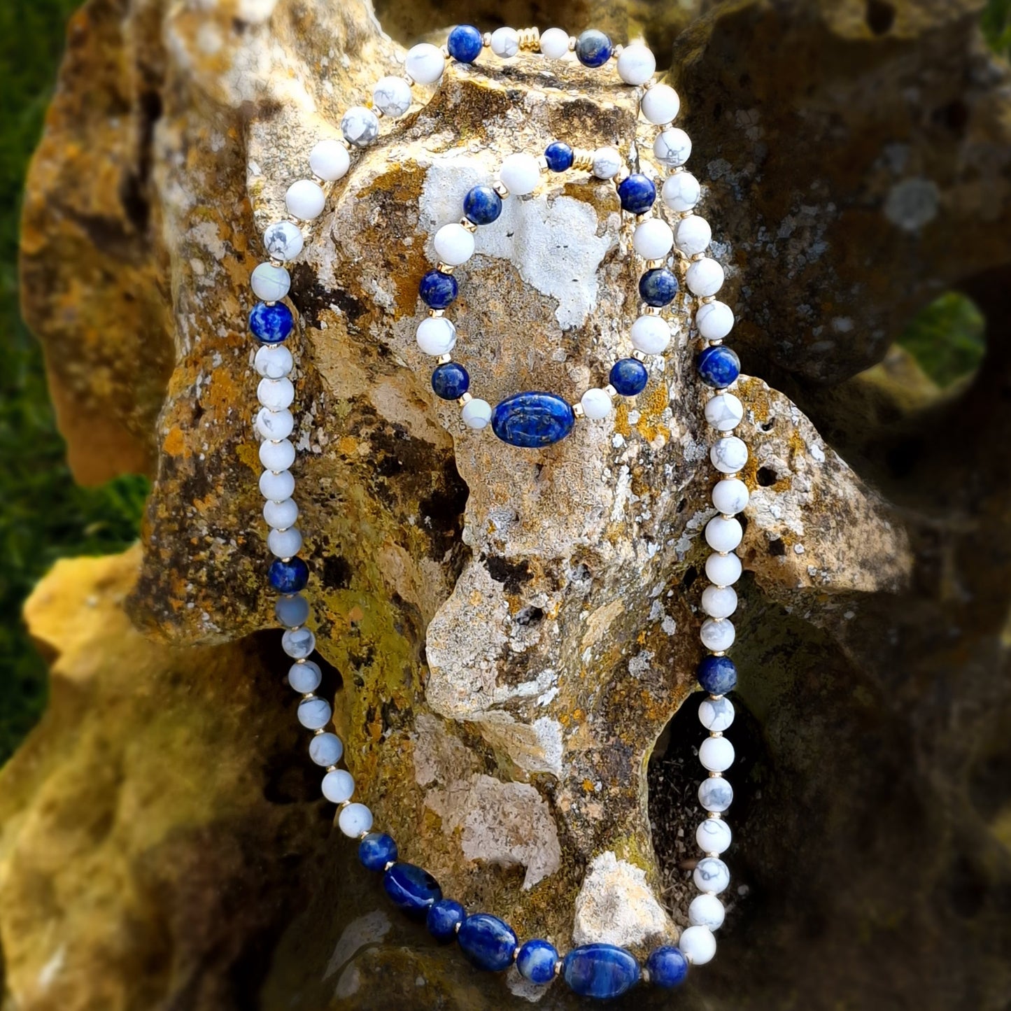 Collier de Cohérence® - Lapis Lazuli, howlite blanche, perle or rempli 14K, perle plate lapis lazuli