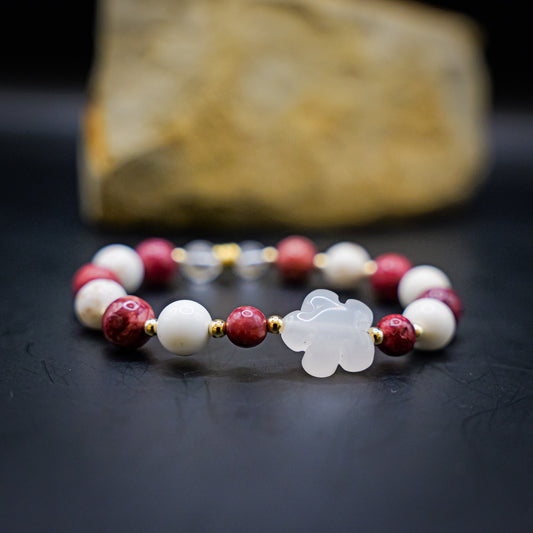 Bracelet de Cohérence® - Jade blanc, perle or 14k, Rhodonite rouge, fleur en Jade